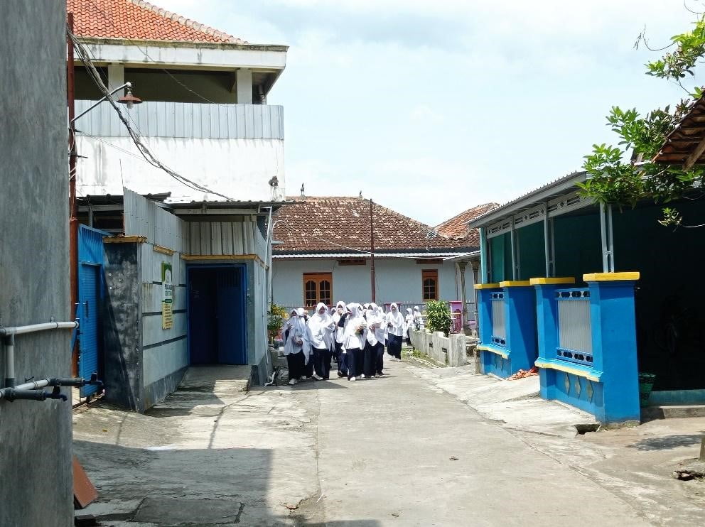 Para santriwati Pondok Pesantren Ulul Albab sedang kembali ke asrama usai kegiatan belajar di kelas