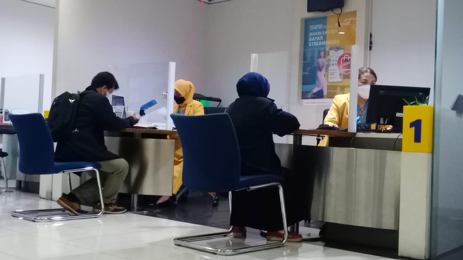 Proses pencetakan dan pencairan dana beasiswa KIP Kuliah di Bank Mandiri KCP Sukoharjo